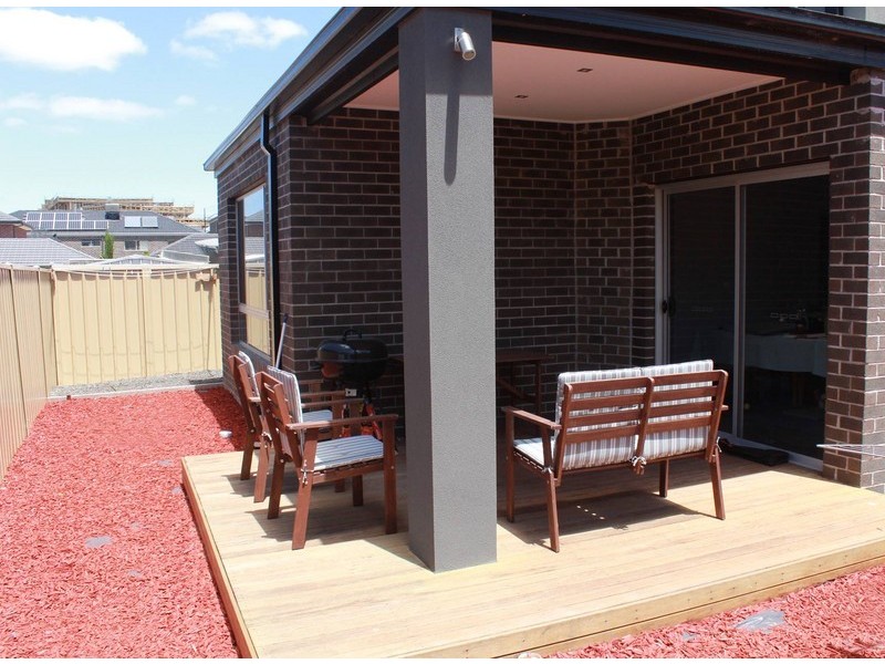 6  Irwin Gardens, Caroline Springs VIC 3023