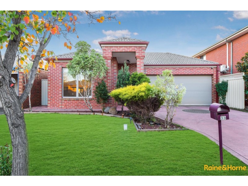 33 BLENHEIM WAY, Caroline Springs VIC 3023