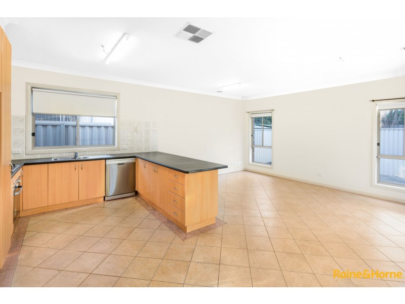 33 BLENHEIM WAY, Caroline Springs VIC 3023