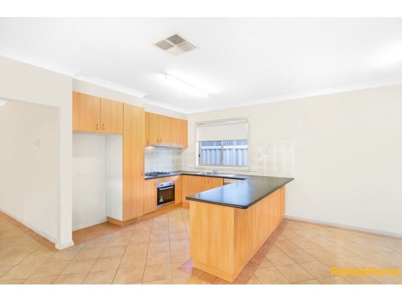 33 BLENHEIM WAY, Caroline Springs VIC 3023