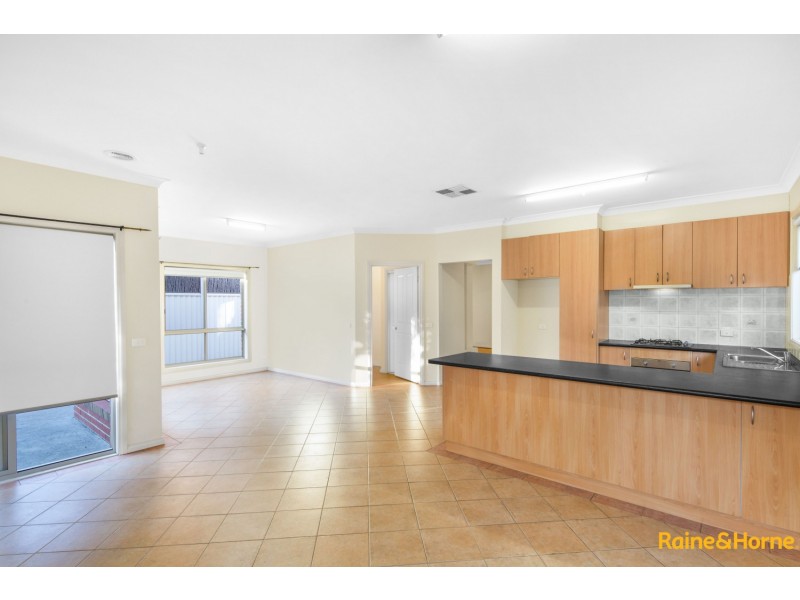 33 BLENHEIM WAY, Caroline Springs VIC 3023