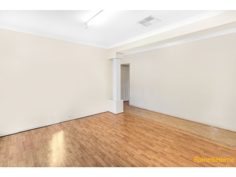 33 BLENHEIM WAY, Caroline Springs VIC 3023