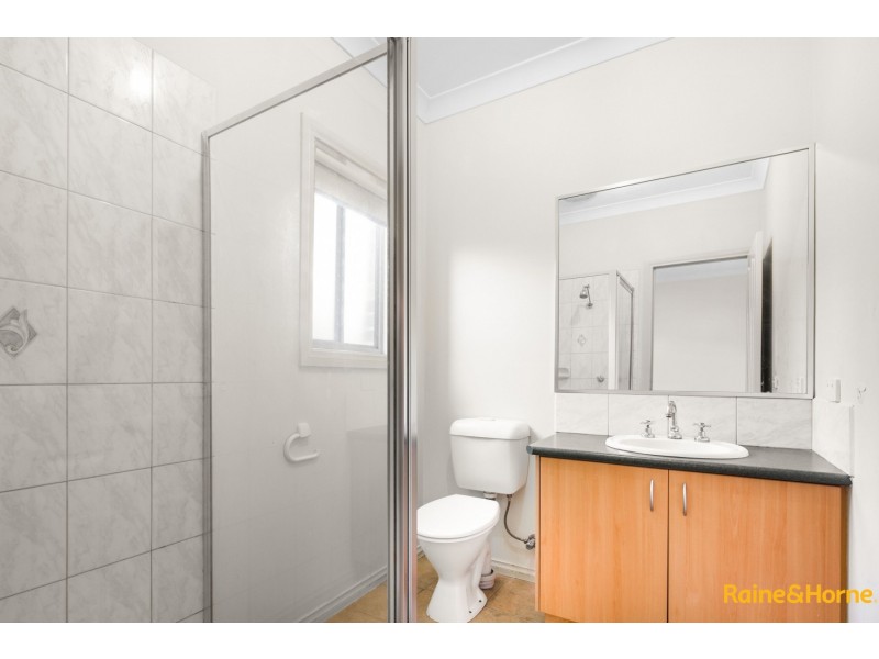 33 BLENHEIM WAY, Caroline Springs VIC 3023