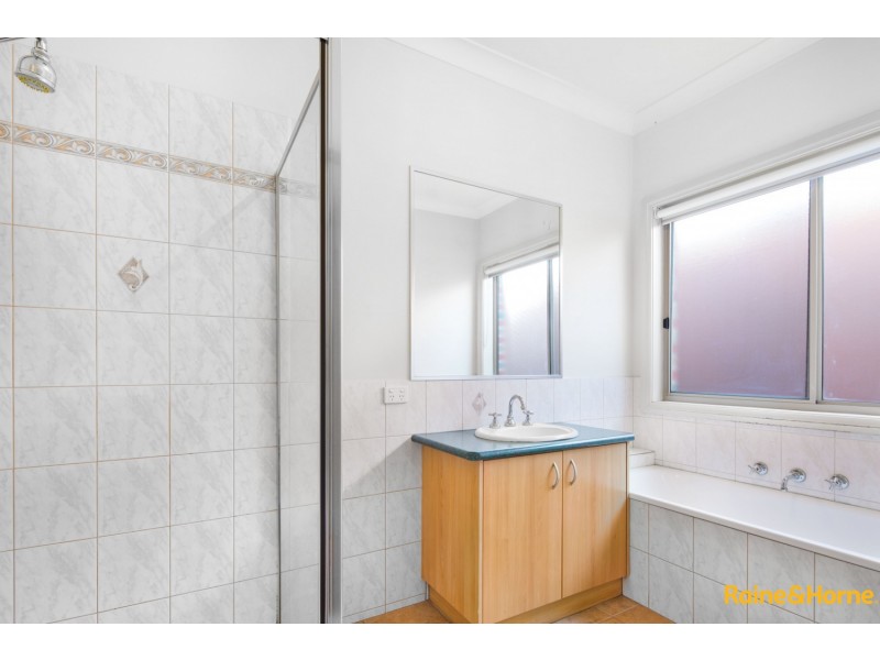 33 BLENHEIM WAY, Caroline Springs VIC 3023