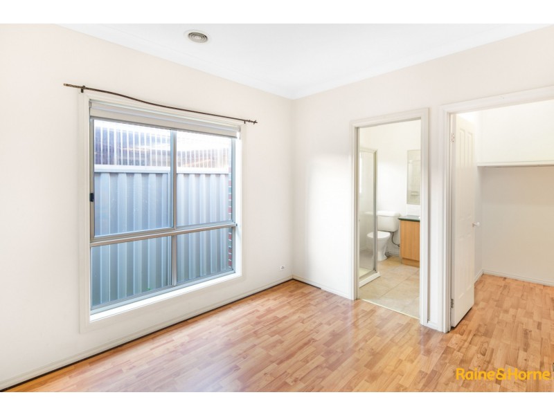 33 BLENHEIM WAY, Caroline Springs VIC 3023