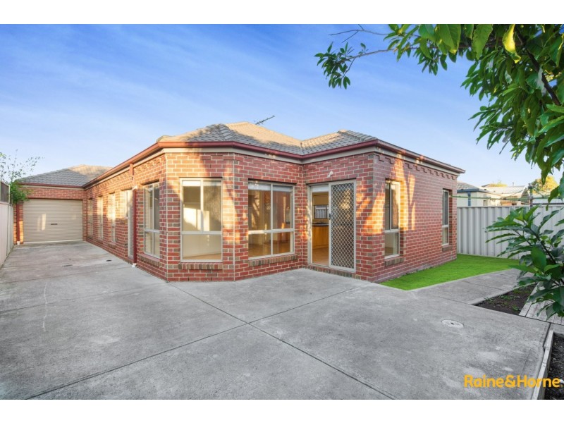 33 BLENHEIM WAY, Caroline Springs VIC 3023