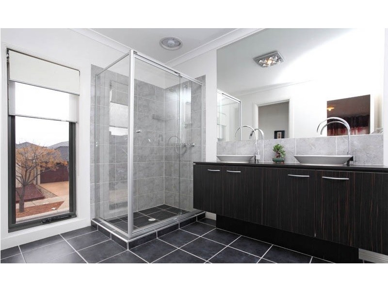 1 Monckton Place, Caroline Springs VIC 3023