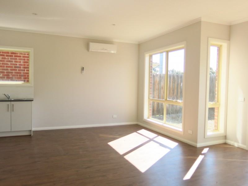 2/35 Tullidge Street, Melton VIC 3337