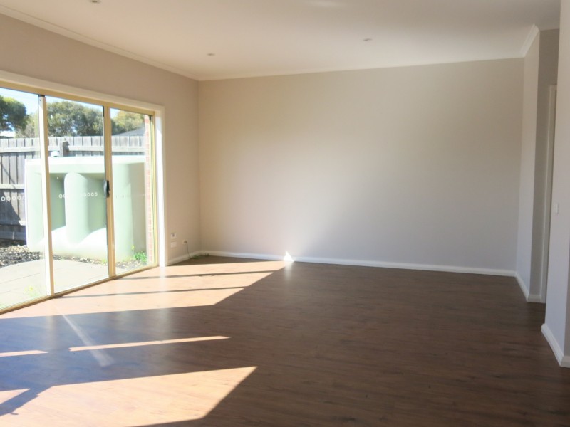 2/35 Tullidge Street, Melton VIC 3337