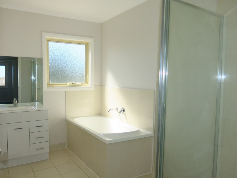 2/35 Tullidge Street, Melton VIC 3337