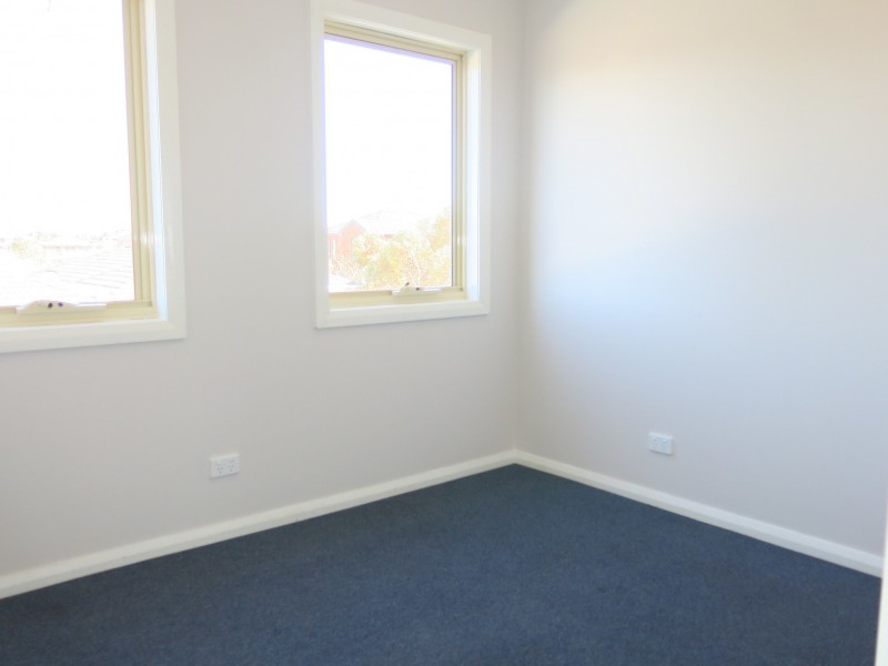 2/35 Tullidge Street, Melton VIC 3337