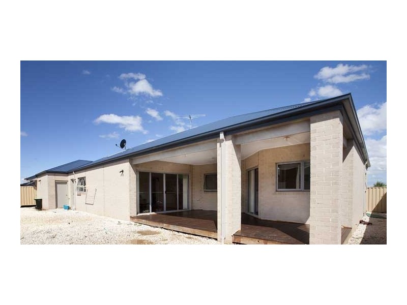 2 Holland Way, Caroline Springs VIC 3023