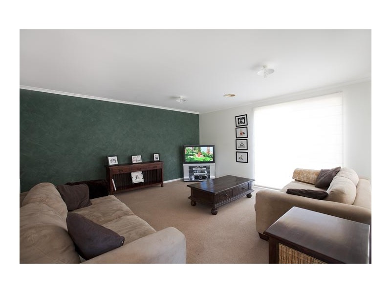 52 Heysen Parkway, Caroline Springs VIC 3023