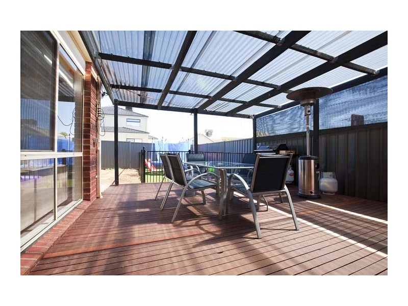 52 Heysen Parkway, Caroline Springs VIC 3023