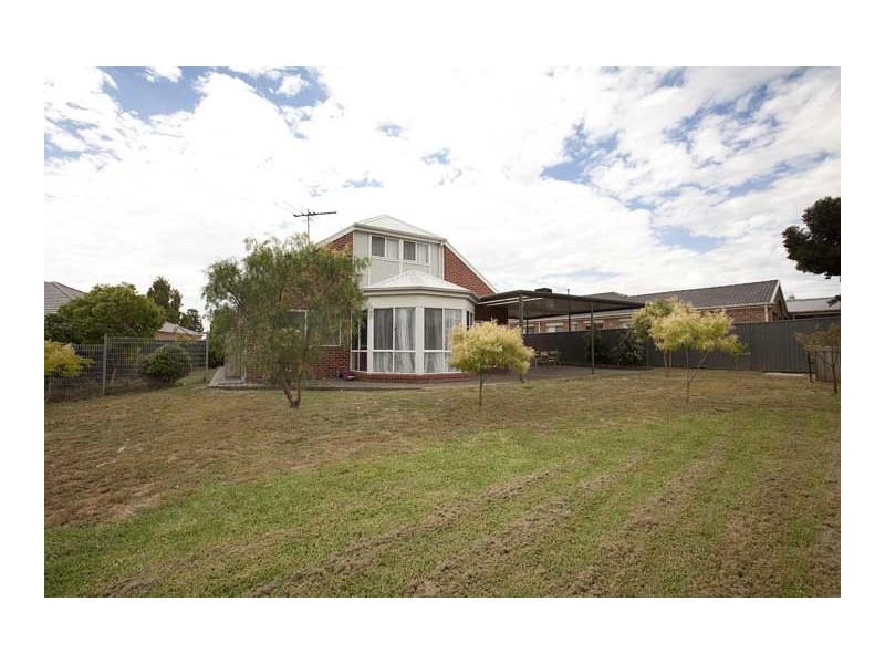 9 Dobell Crescent, Caroline Springs VIC 3023