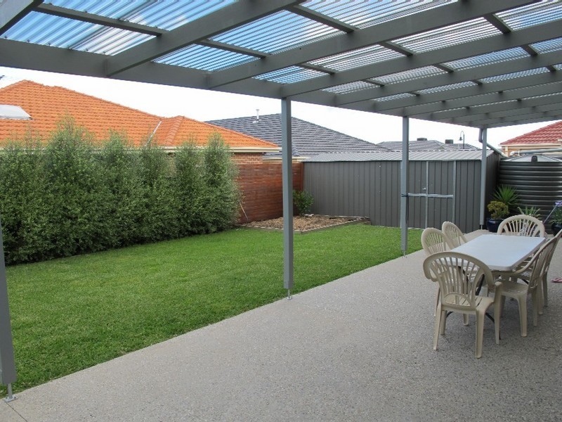 4 Pembury Way, Hillside VIC 3037