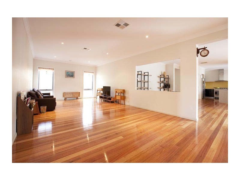 2 HOLLAND WAY, Caroline Springs VIC 3023