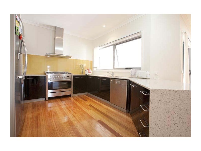 2 HOLLAND WAY, Caroline Springs VIC 3023