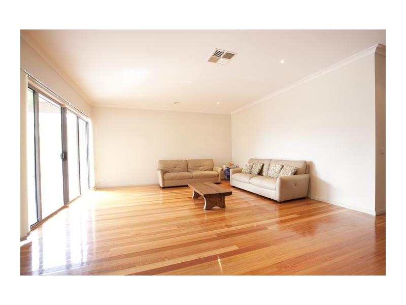 2 HOLLAND WAY, Caroline Springs VIC 3023