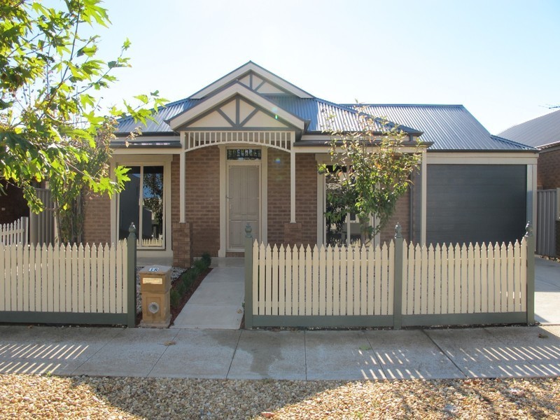 18 Cobaw Circuit, Caroline Springs VIC 3023