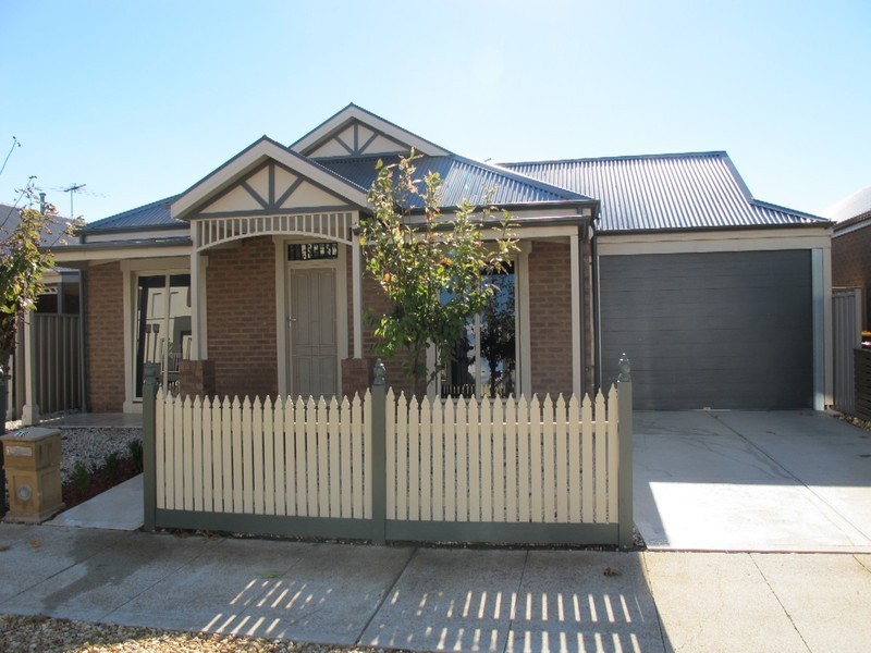 18 Cobaw Circuit, Caroline Springs VIC 3023