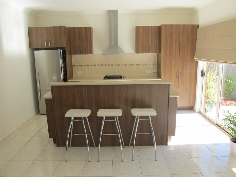 18 Cobaw Circuit, Caroline Springs VIC 3023