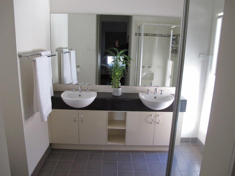 18 Cobaw Circuit, Caroline Springs VIC 3023