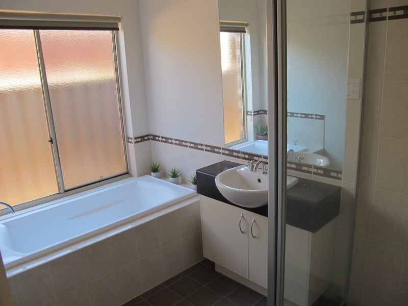 18 Cobaw Circuit, Caroline Springs VIC 3023