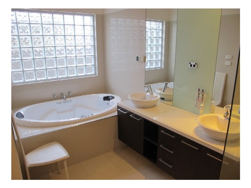 11 Nullarbor Place, Caroline Springs VIC 3023