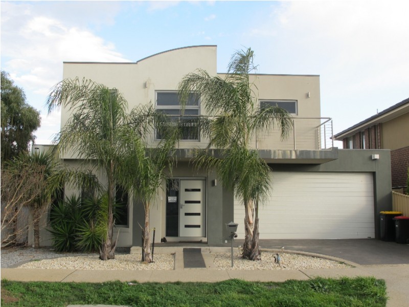 7 Hopetoun Green, Caroline Springs VIC 3023