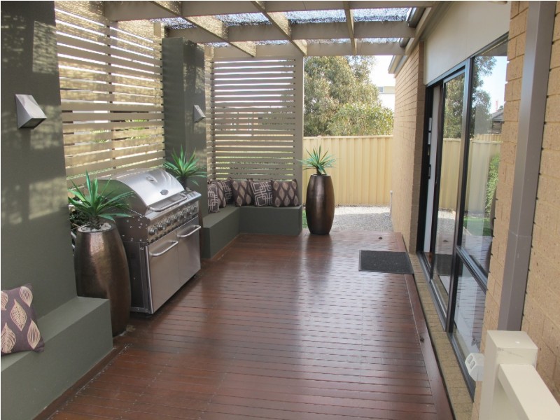 7 Cherry Lake Green, Caroline Springs VIC 3023