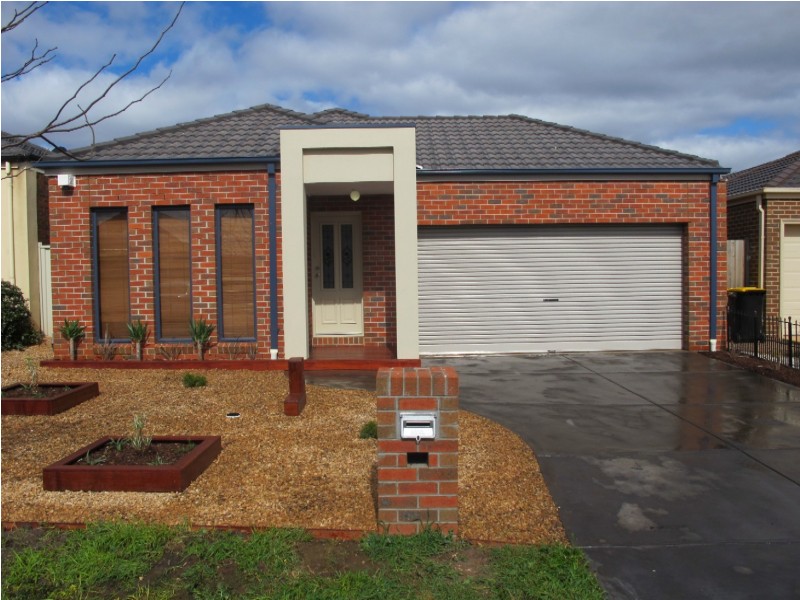 11 Dunstall Garden, Caroline Springs VIC 3023