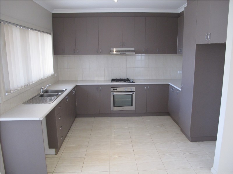 11 Dunstall Garden, Caroline Springs VIC 3023