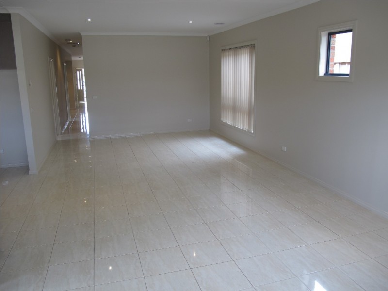 11 Dunstall Garden, Caroline Springs VIC 3023