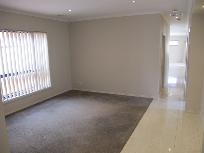 11 Dunstall Garden, Caroline Springs VIC 3023