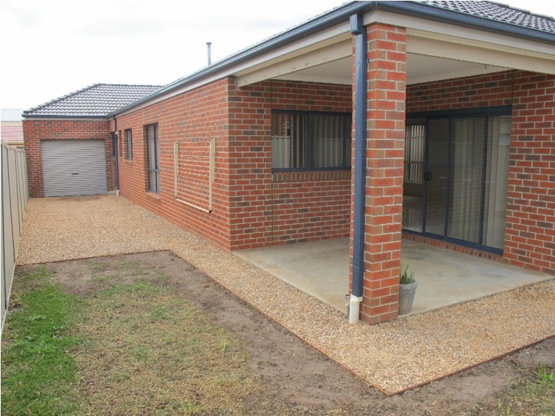 11 Dunstall Garden, Caroline Springs VIC 3023