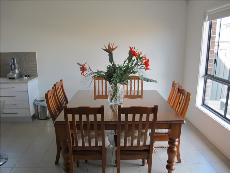 32 Damaine Circuit, Caroline Springs VIC 3023