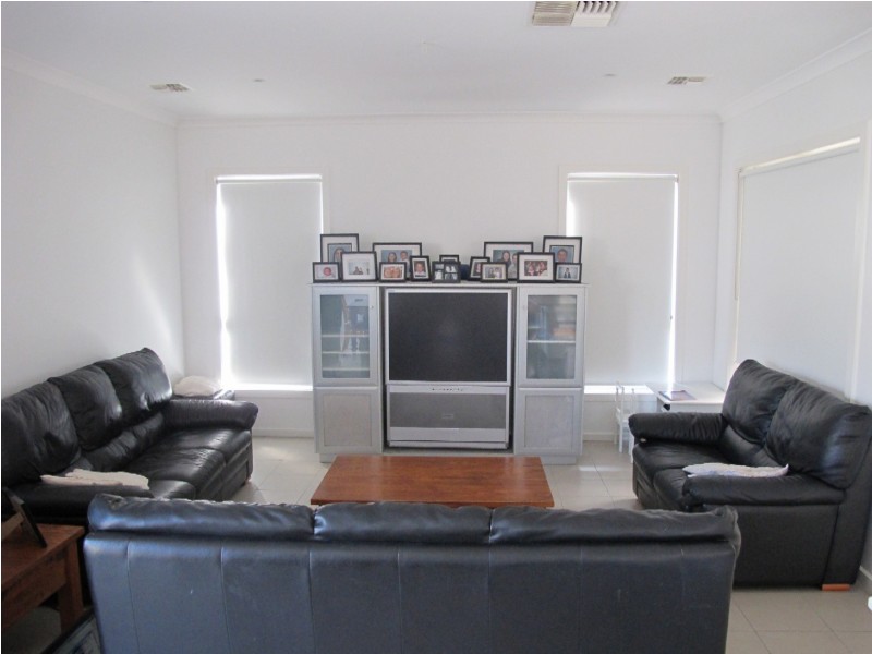 32 Damaine Circuit, Caroline Springs VIC 3023