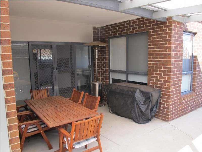 32 Damaine Circuit, Caroline Springs VIC 3023