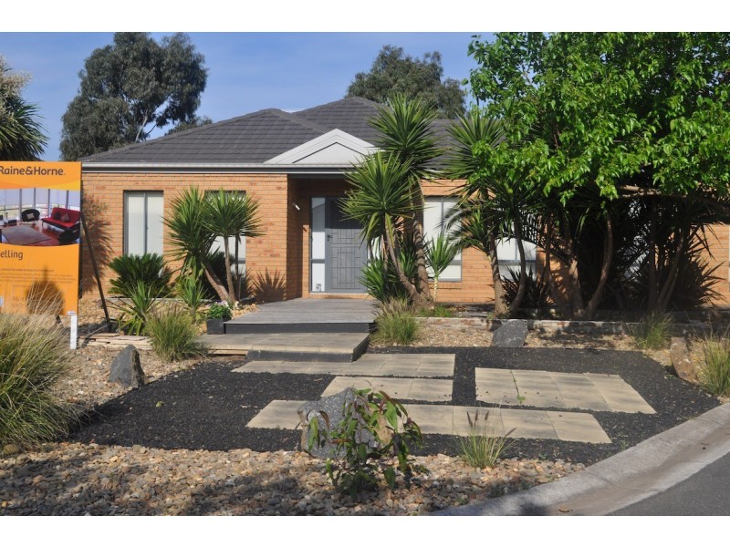5 HAMPSTEAD GREEN, Caroline Springs VIC 3023