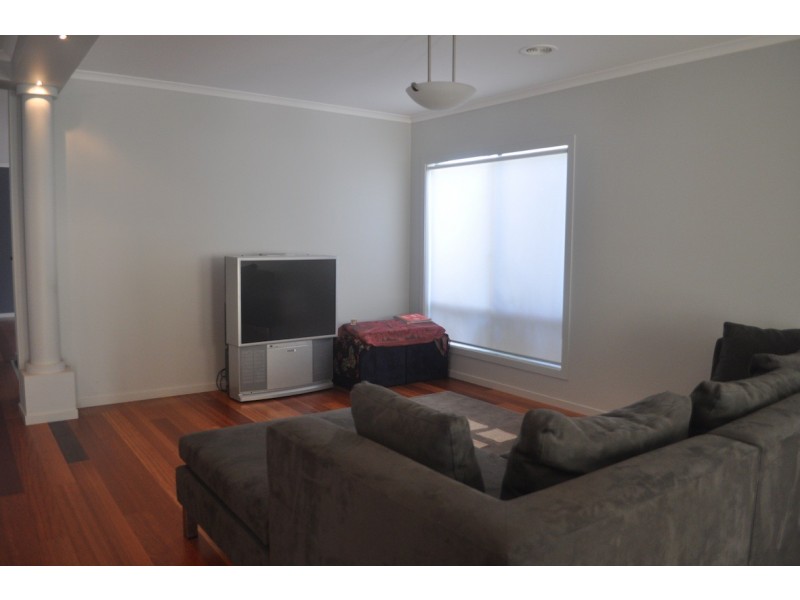 5 HAMPSTEAD GREEN, Caroline Springs VIC 3023