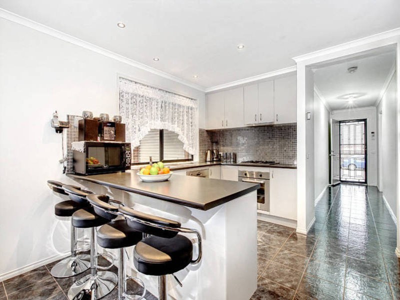 10 Holcolme Street, Caroline Springs VIC 3023