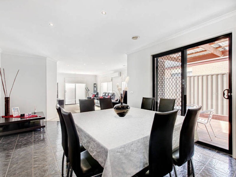 10 Holcolme Street, Caroline Springs VIC 3023