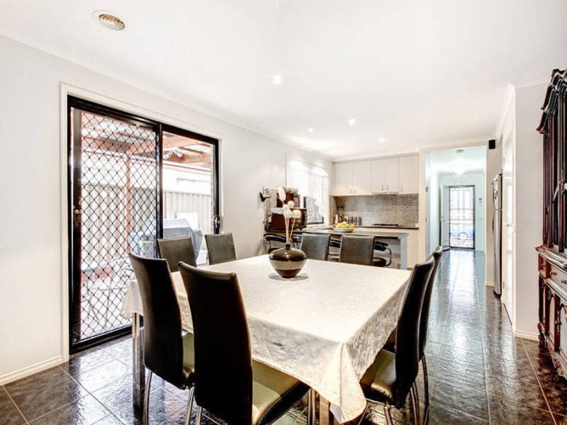 10 Holcolme Street, Caroline Springs VIC 3023