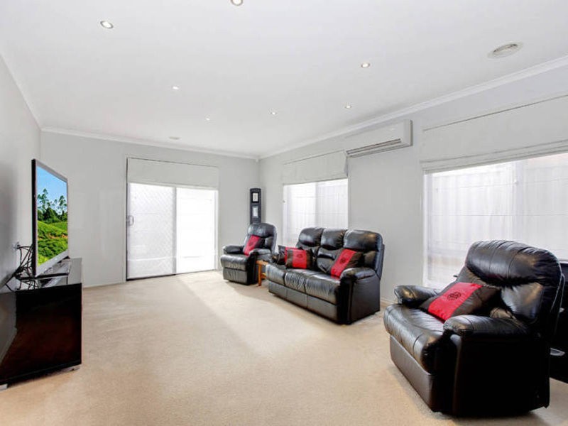 10 Holcolme Street, Caroline Springs VIC 3023