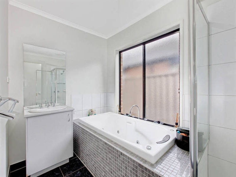 10 Holcolme Street, Caroline Springs VIC 3023