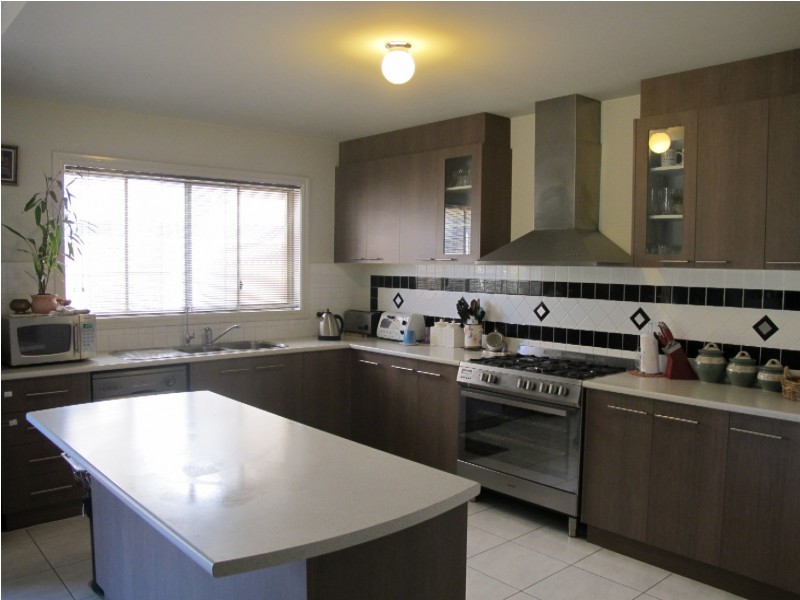 8 Fairbairn Way, Caroline Springs VIC 3023