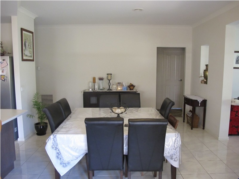 8 Fairbairn Way, Caroline Springs VIC 3023