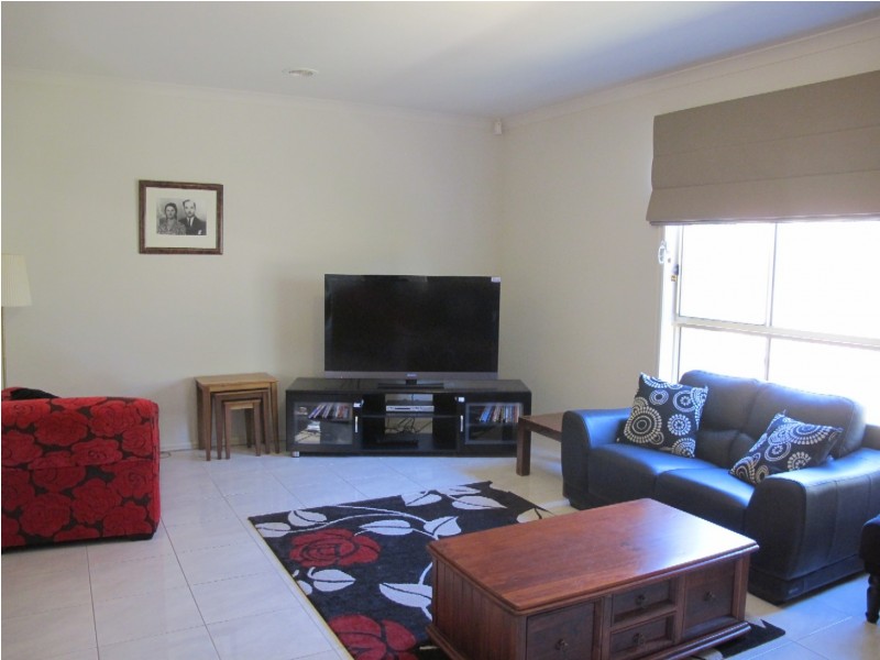8 Fairbairn Way, Caroline Springs VIC 3023