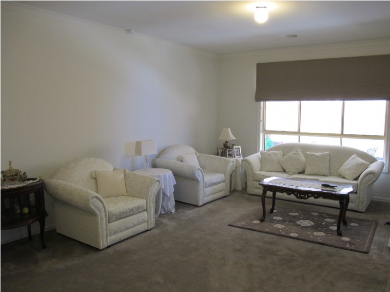8 Fairbairn Way, Caroline Springs VIC 3023
